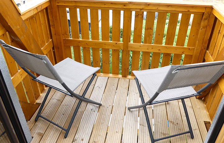 Balkon mit 2 Stühlen